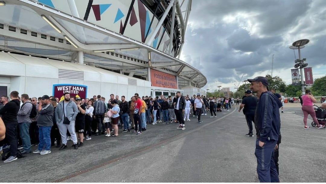 Fanii FCSB-ului, de la 07:00 dimineața la casele de bilete din Londra, deși s-au pus în vânzare la 15:00