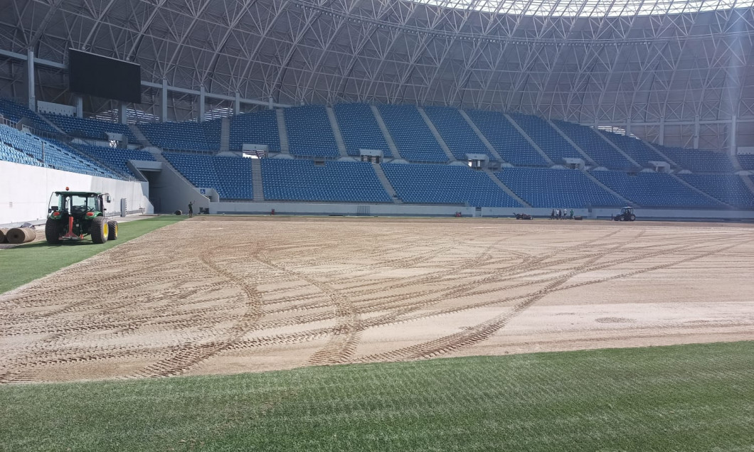 Lucrările de montare ale noului gazon de pe Stadionul Ion Oblemenco, din Craiova / Foto; lupamea.ro
