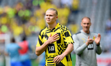 Farewell to Erling HAALAND (DO), puts his hand on his heart Soccer 1st Bundesliga, 34th matchday, Borussia Dortmund (DO) - Hertha BSC Berlin (B) 2: 1, on May 14th, 2022 in Dortmund/Germany. #DFL regulations prohibit any use of photographs as image sequenc
