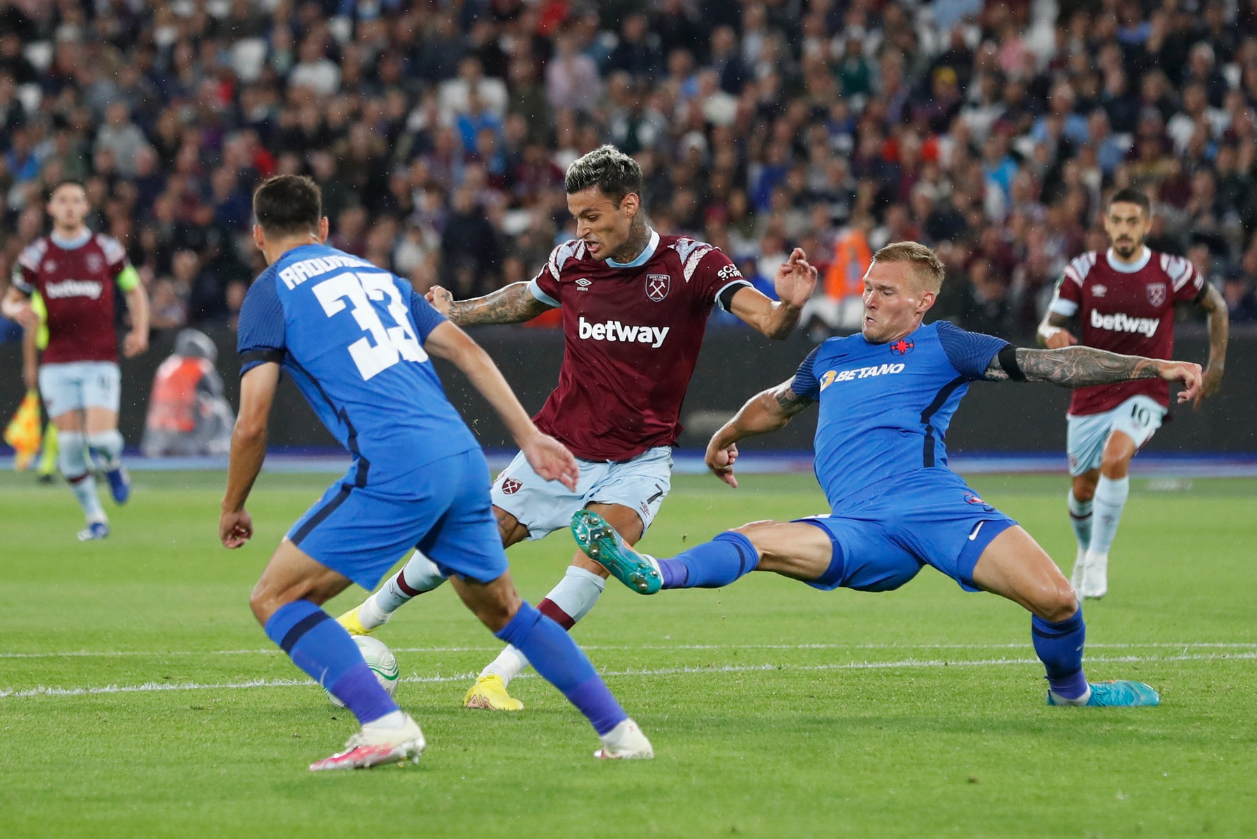 Decizia celor de la West Ham United înaintea meciului cu FCSB. Cum tratează duelul cu roș-albaștrii