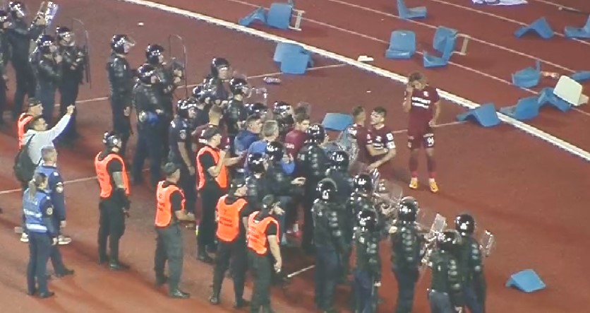 Suporterii Rapidului au aruncat cu scaune, Cristi Săpunaru i-a înjurat pe jandarmi pentru că au folosit gaze lacrimogene