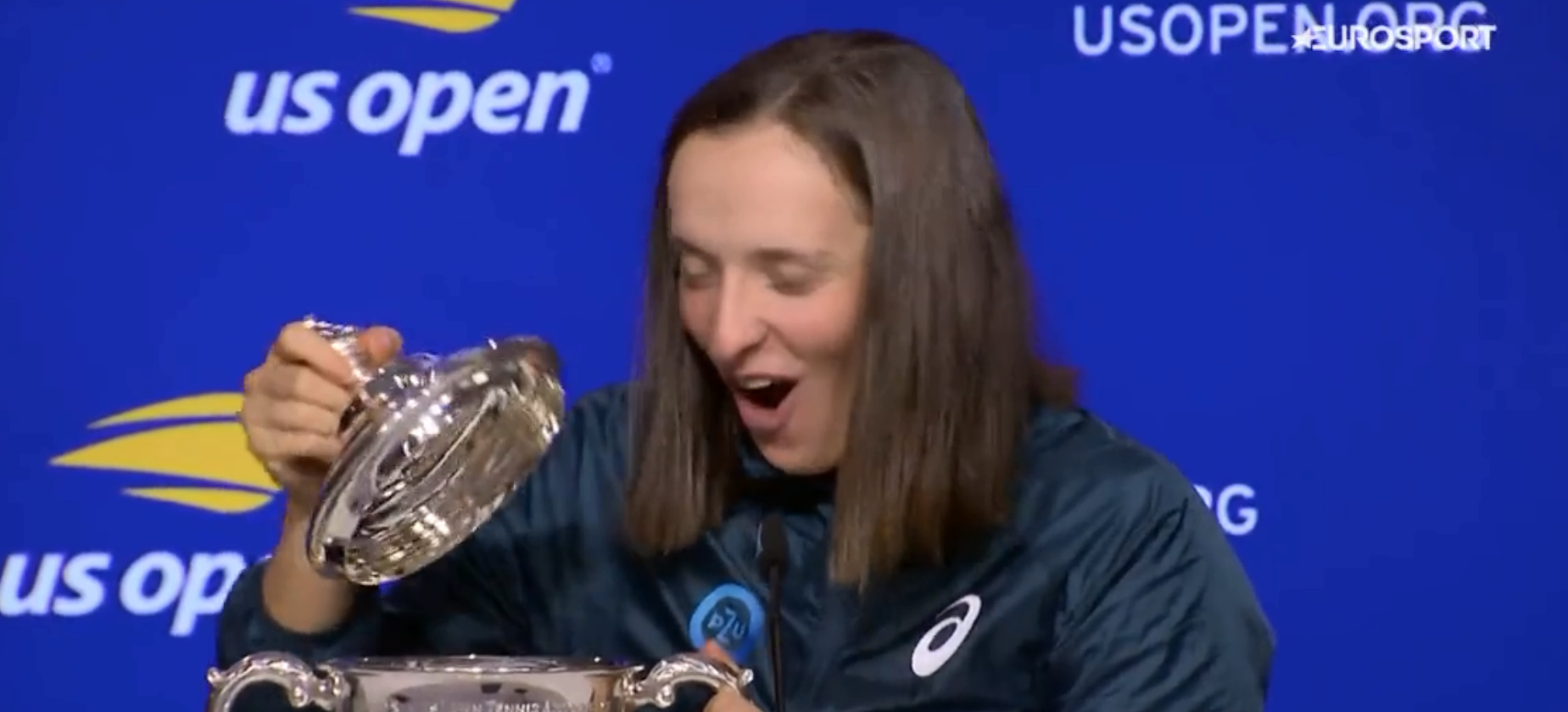 Ce a găsit Iga Swiatek în interiorul trofeului. ”Wow, tu ai pus asta?”. Surpriza organizatorilor de la US Open 2022