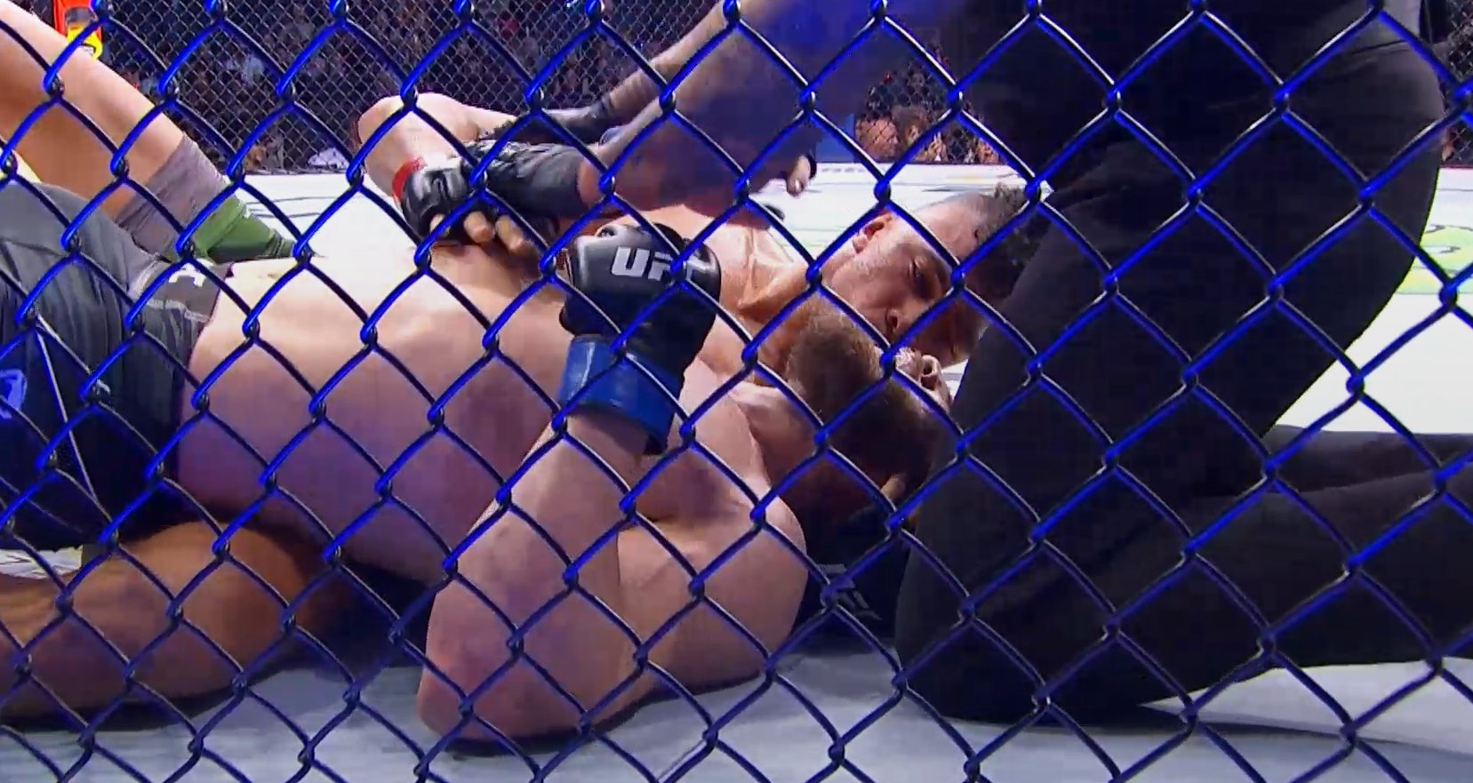 Ion Cuțelabă a fost ”adormit” la UFC 279, iar adversarul l-a sărutat pe frunte! Ce a urmat