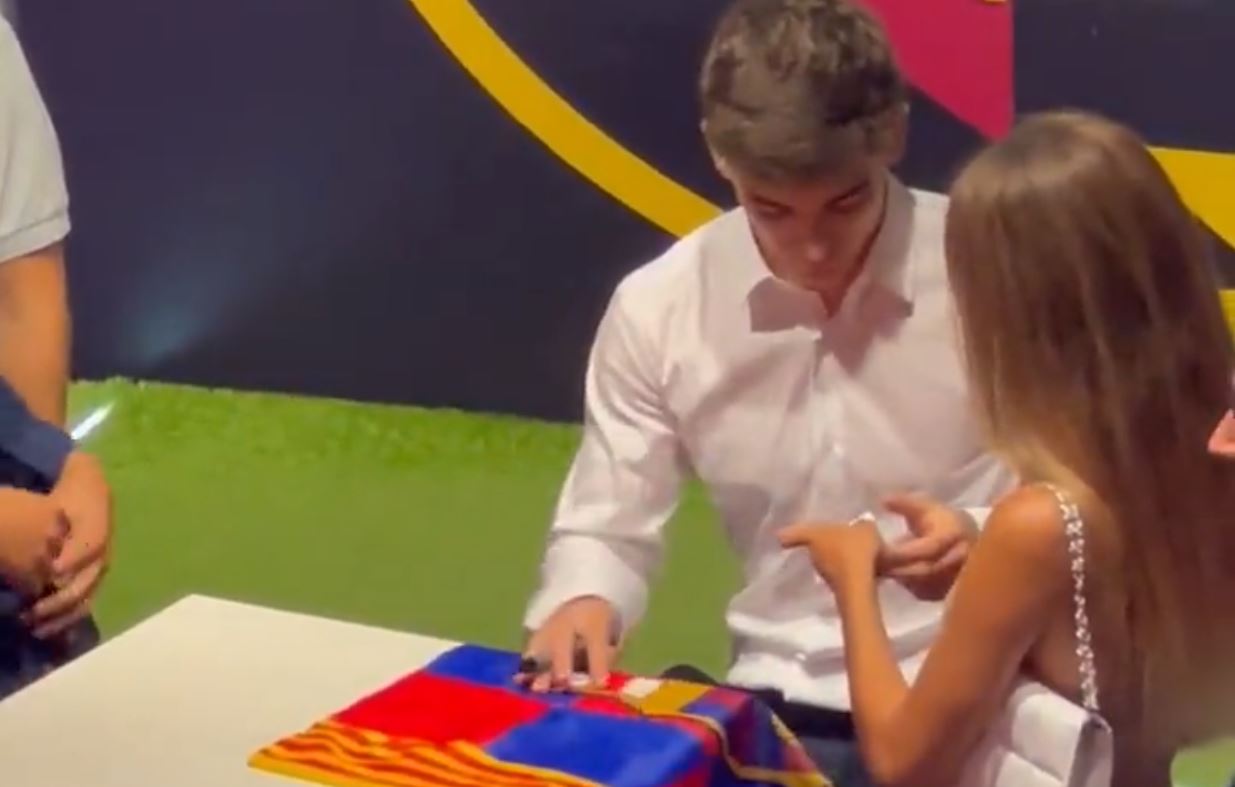 O fată i-a dat lui Gavi un bilețel după ce mijlocașul a semnat noul contract cu Barcelona
