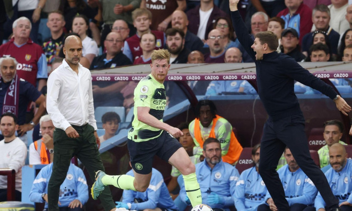 Birmingham, England, 3rd September 2022. Kevin De Bruyne of Manchester City runs past his manager Josep Guardiola and Steven Gerrard manager of Aston Villa (R) during the Premier League match at Villa Park, Birmingham. Picture credit should read: Darren