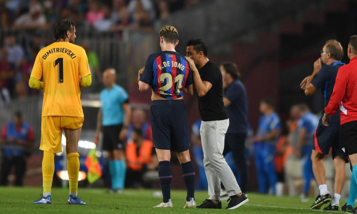 Barcelona,Spain.13 August,2022. FC Barcelona v Rayo VallecanoDimitrievski (1) goalkeeper of Rayo Vallecano (left), Frenkie de Jong (21) of FC Barcelona and Xavi Hernandez head coach of FC Barcelona during the match between FC Barcelona and Rayo Valleca