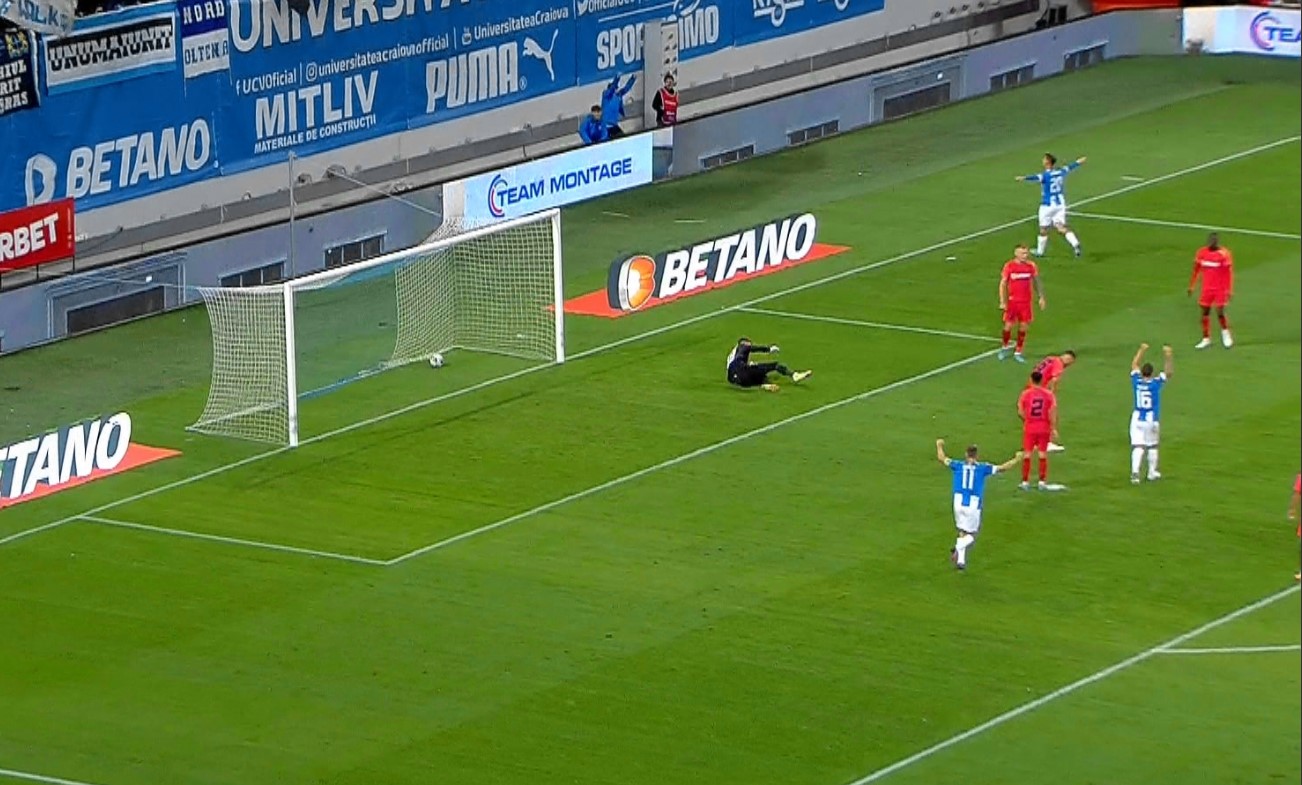 Universitatea Craiova - FCSB 2-1. Autogolul lui Oaidă s-a dovedit decisiv. Play-off-ul pare departe de ”roș-albaștri”