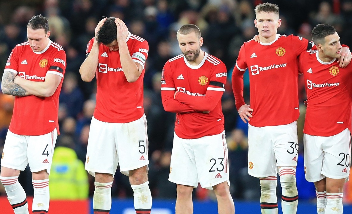 Mai multor fotbaliști de la Manchester United li s-a făcut rău în avionul dinspre Chișinău! Ce suspectează clubul