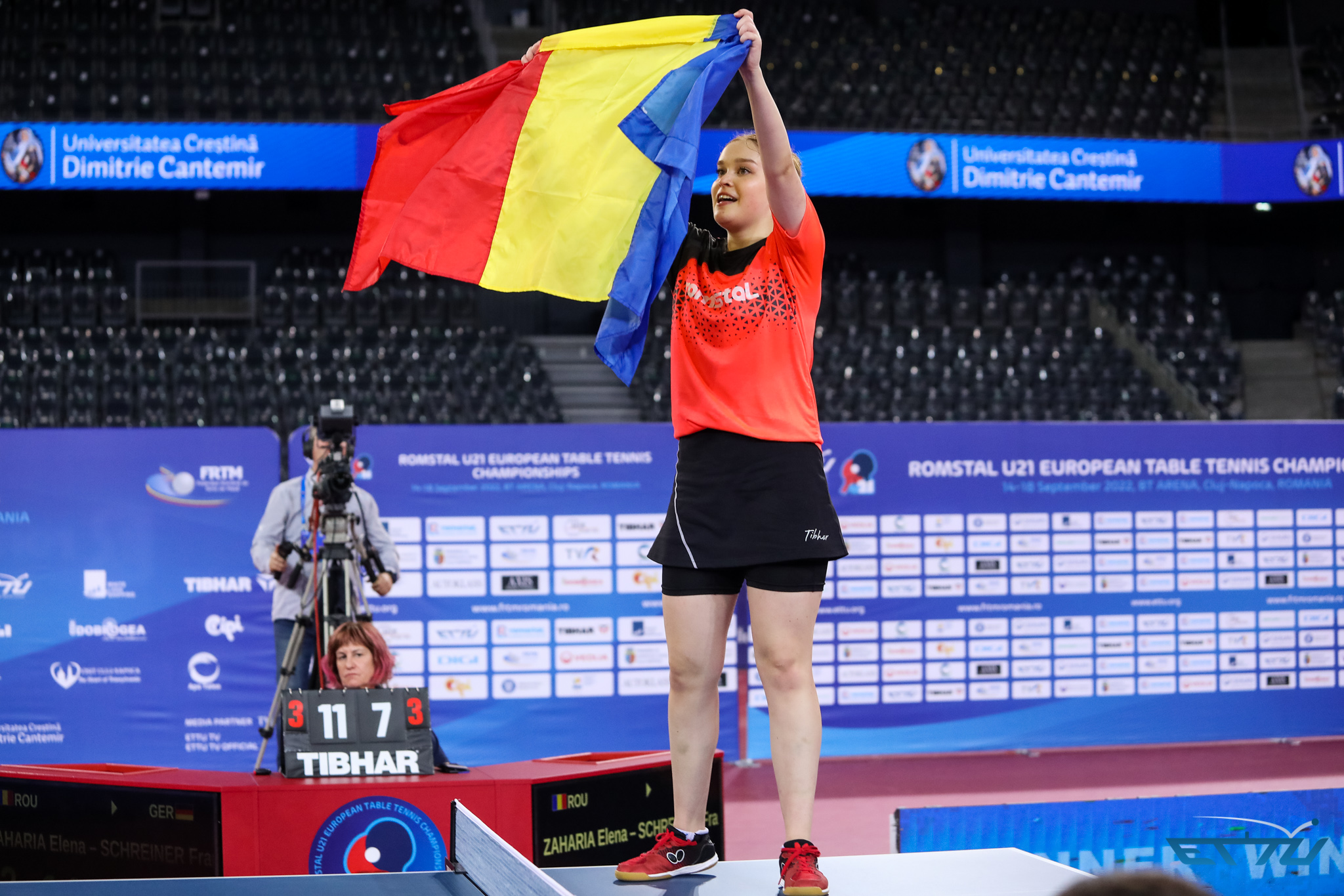 Elena Zaharia a câștigat ”aurul” și s-a suit pe masa de joc. Imagini inedite de la Europenele U21 de tenis de masă