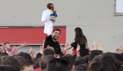 A mers la derby cu o maimuță de pluș, dar apoi a dat nas în nas cu fanii lui Real Madrid. Cum arată acum