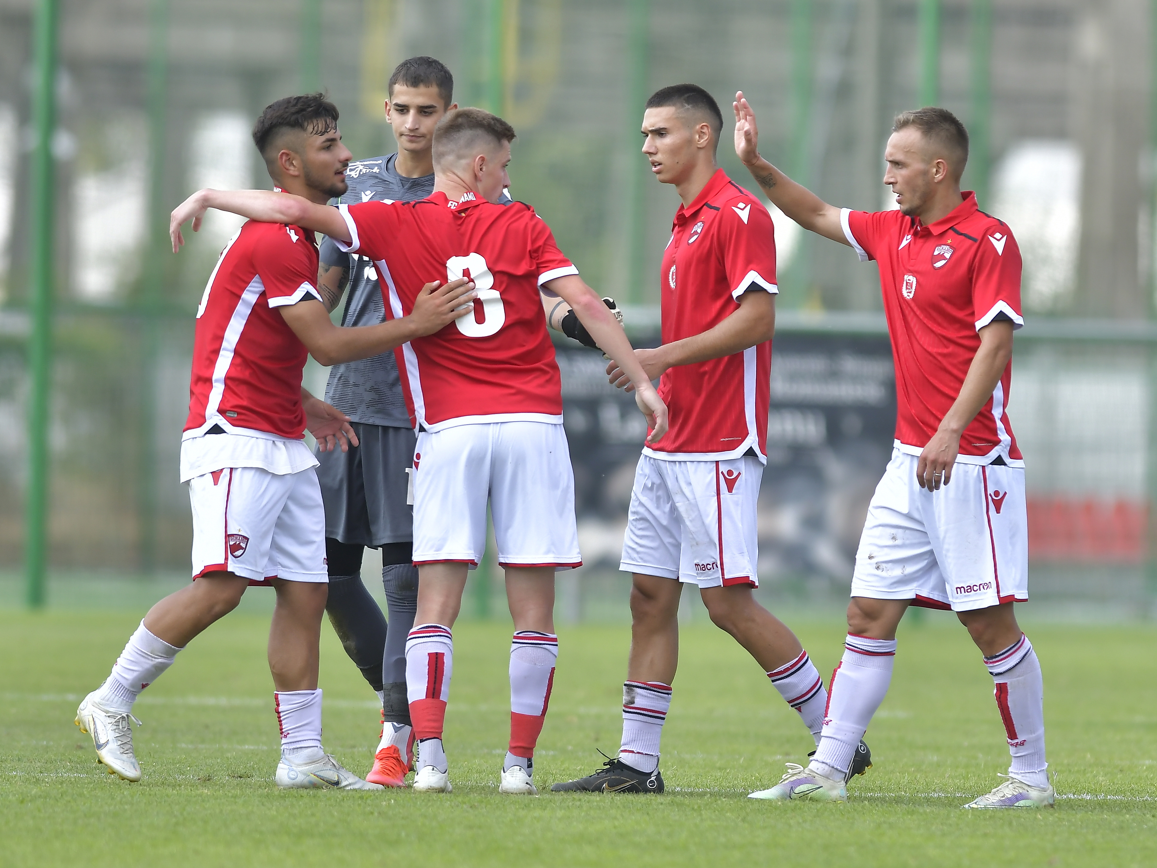 Un jucător de 17 ani de la Dinamo vrea să se retragă din fotbal! Nu s-a mai prezentat la antrenamente + Reacția lui Burcă