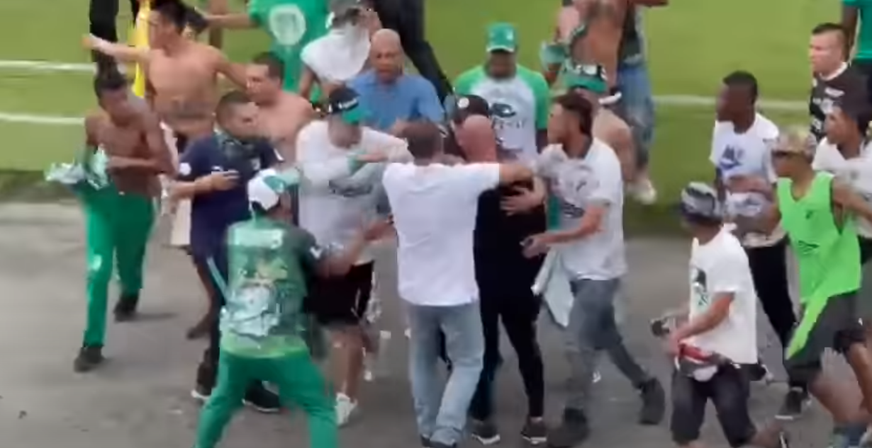 Zeci de fani au intrat pe teren pentru a-l bate pe antrenorul echipei favorite! Ce a urmat