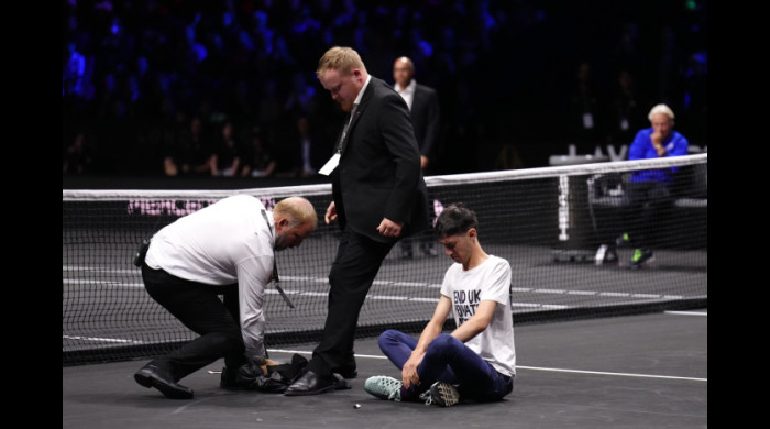 Un activist a intrat pe teren și și-a dat foc la Laver Cup / Foto: Profimedia