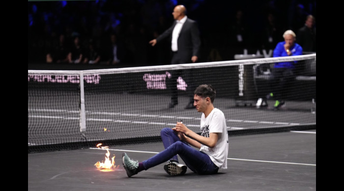 Un activist a intrat pe teren și și-a dat foc la Laver Cup / Foto: Profimedia