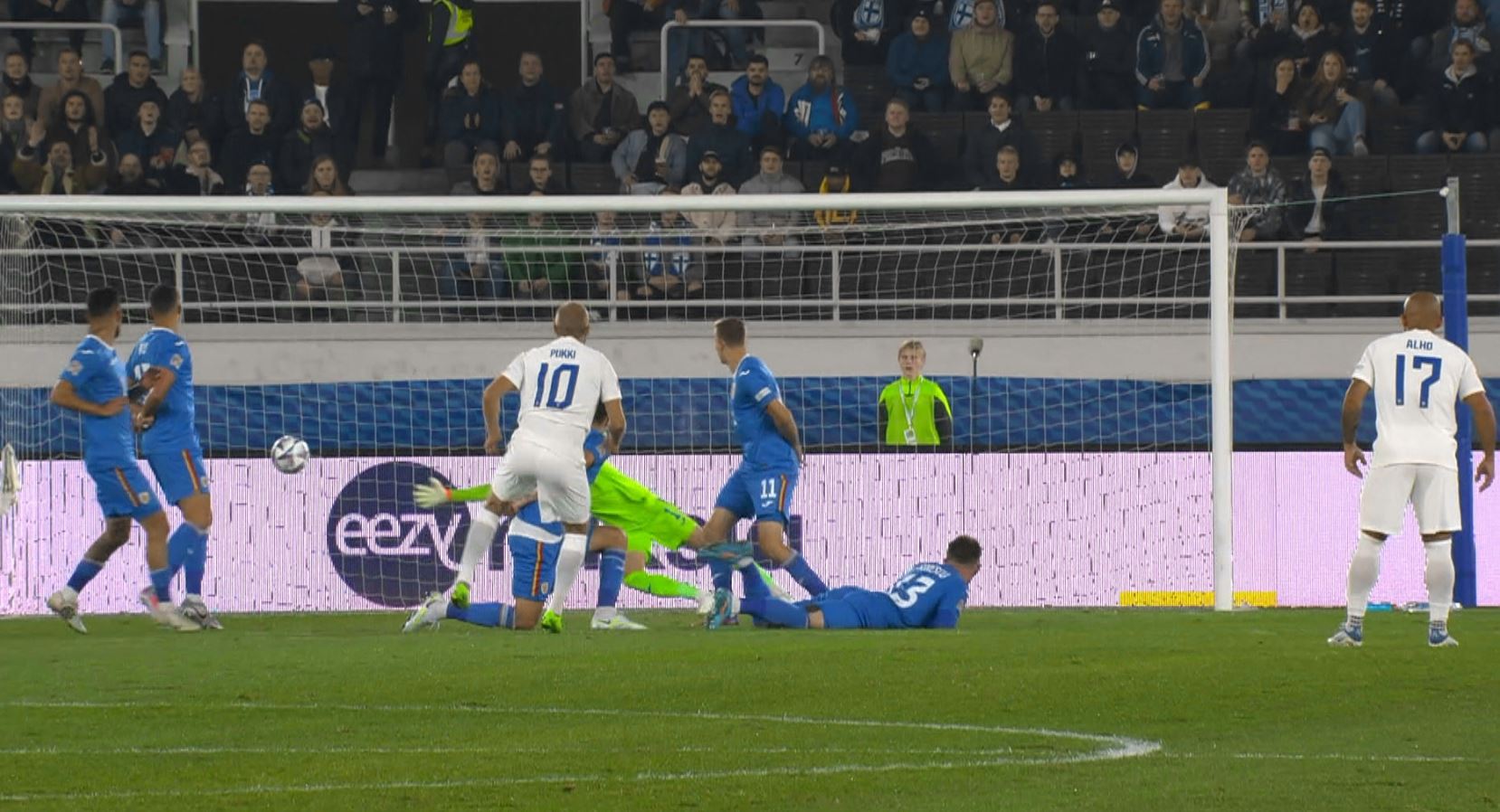 Finlanda - România 1-0, ACUM. Tricolorii lovesc bara de două ori la aceeași fază