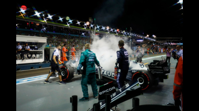 Monopostul lui Pierre Gasly a luat foc în timp ce pilotul se afla înăuntru. Incidentul s-a petrecut în timpul sesiunii de antrenamente de la Marele Premiu al statului Singapore / Foto: Profimedia