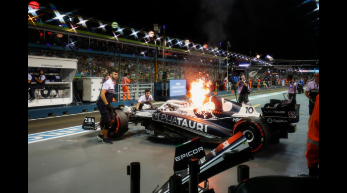 Monopostul lui Pierre Gasly a luat foc în timp ce pilotul se afla înăuntru. Incidentul s-a petrecut în timpul sesiunii de antrenamente de la Marele Premiu al statului Singapore / Foto: Profimedia