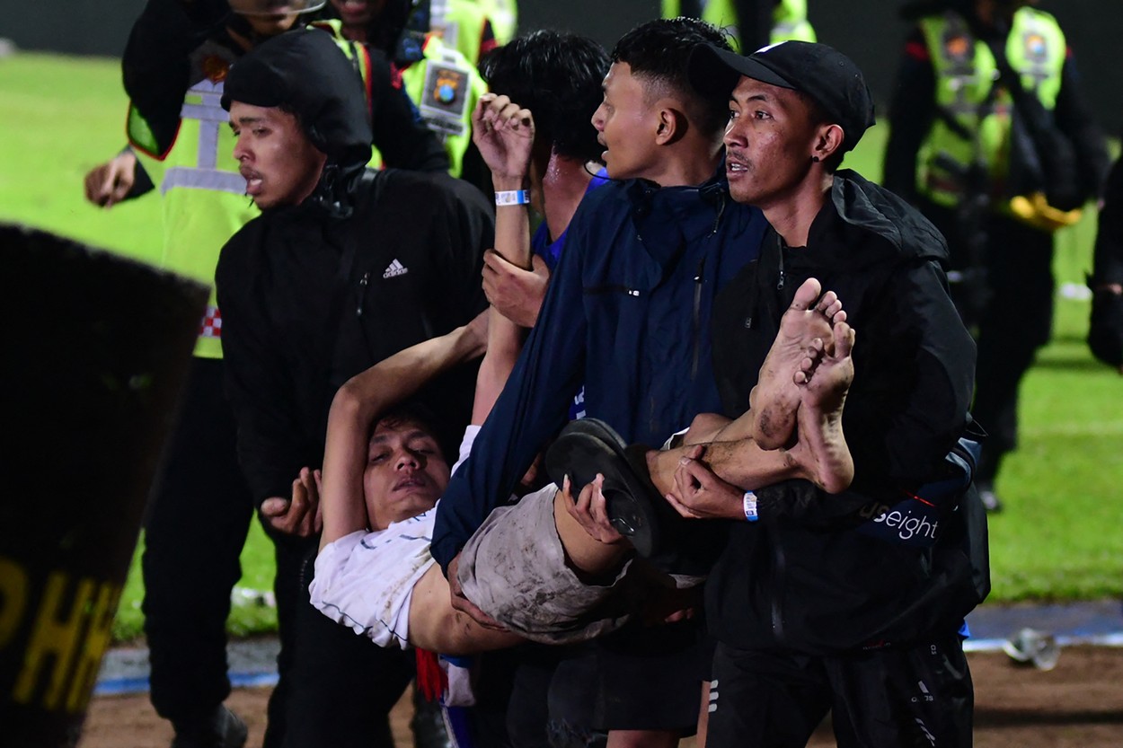 Analiză | Tragedia din Indonezia, printre cele mai “negre” momente din istorie pe stadioanele de fotbal