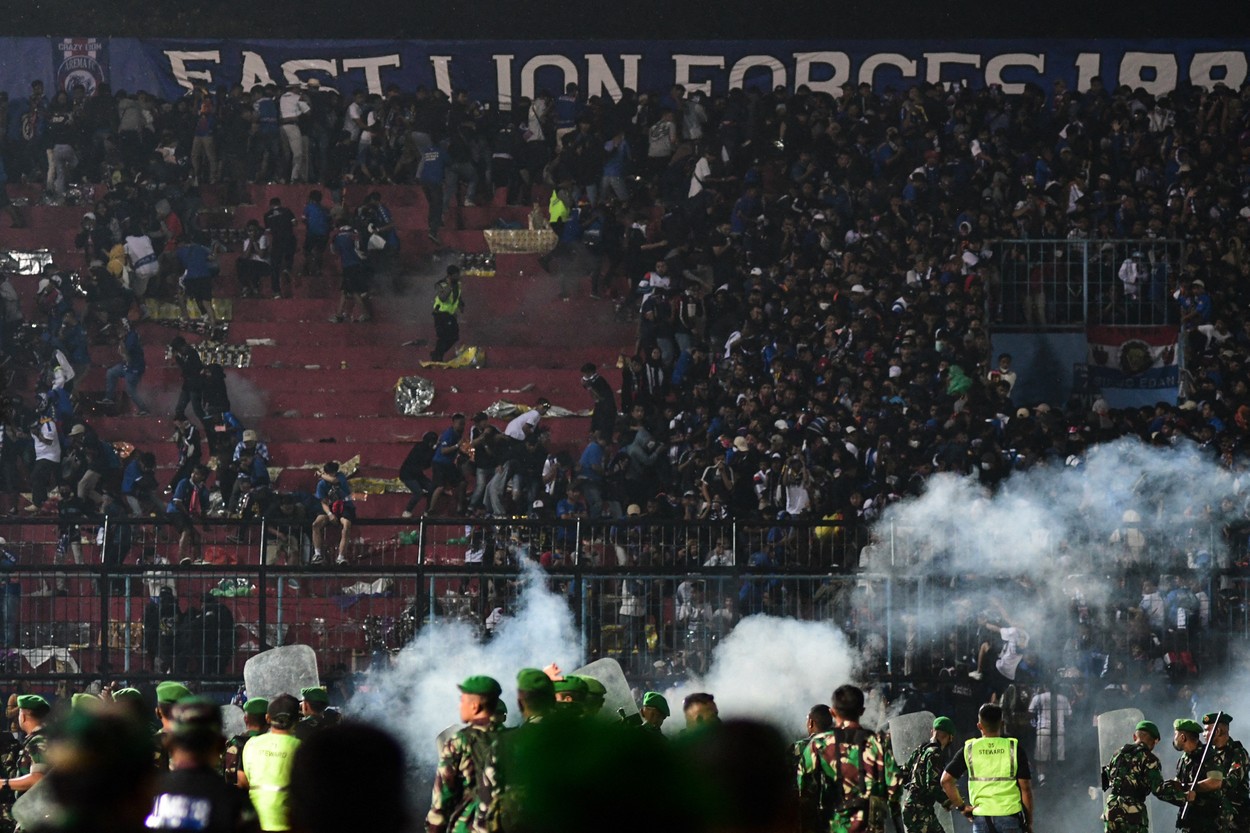 Tragedie pe un stadion de fotbal! 129 de oameni au murit! Fanii s-au călcat în picioare