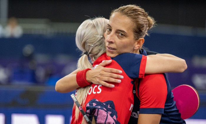 Munich, Germany. 18th Aug, 2022. Table Tennis: European Championship, Doubles, Women, Final, Samara/Dragoman (Romania) - Polcanova (Austria)/Szcs (Romania): Elizabeta Samara (r) congratulates Bernadette Szocs. Credit: Kolbert-Press/Gamel/dpa/Alamy Live Ne