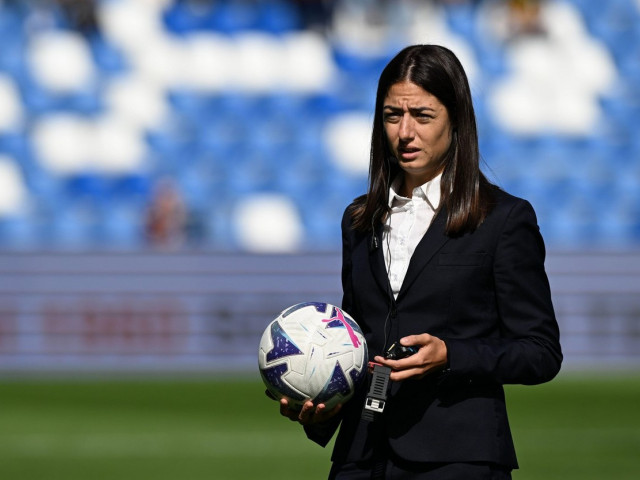 Fuochi d’artificio durante l’esordio della prima arbitro donna in Serie A