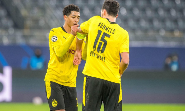 Jude Bellingham (left, DO) puts the cap on Mats HUMMELS (DO), Football Champions League, group stage, group F, matchday 5, Borussia Dortmund (DO) - Lazio Rom (Lazio) 1: 1, on December 2nd, 2020 in Dortmund/Germany. | usage worldwide