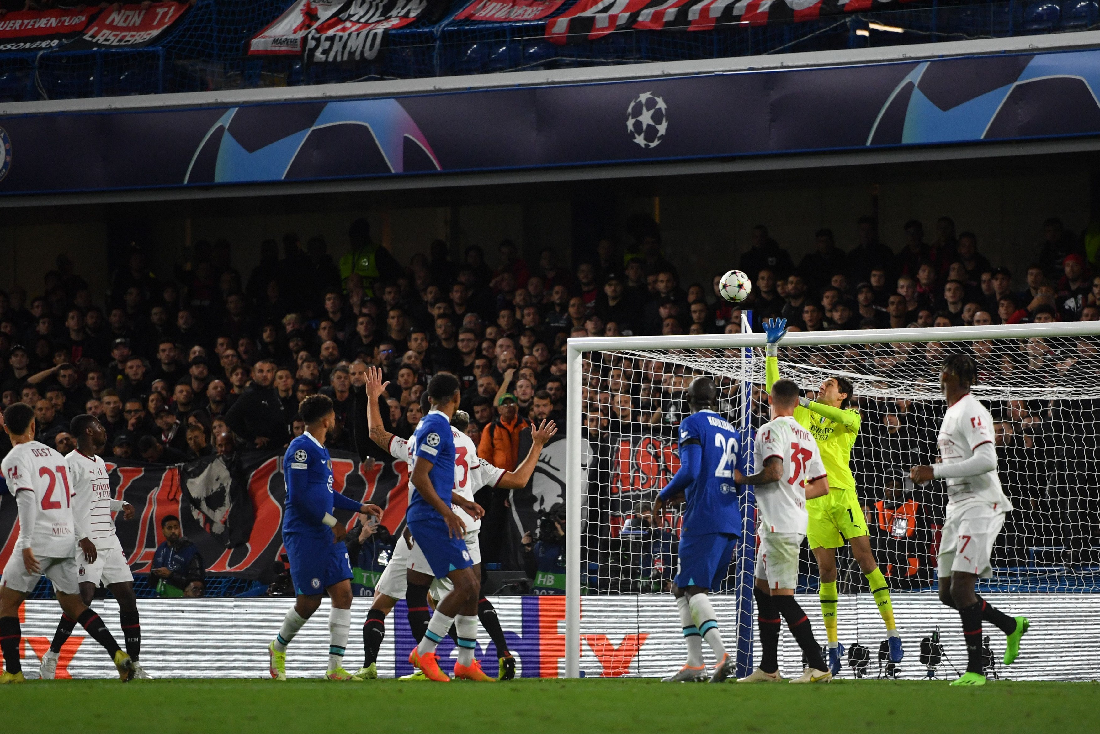 Premieră. AC Milan a avut doi români în lot la meciul cu Chelsea din UEFA Champions League