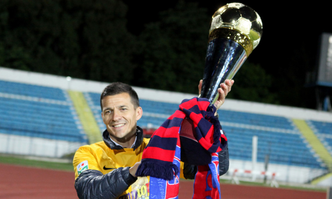 Costel Gâlcă și trofeul de campion al României cu FCSB / Foto: Sport Pictures