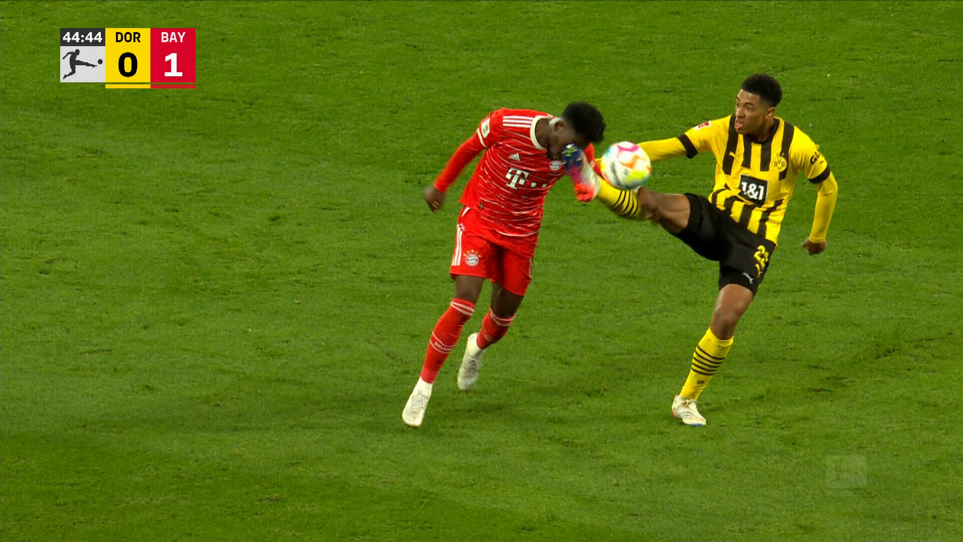 Jude Bellingham l-a făcut KO pe Alphonso Davies în Borussia Dortmund - Bayern Munchen!