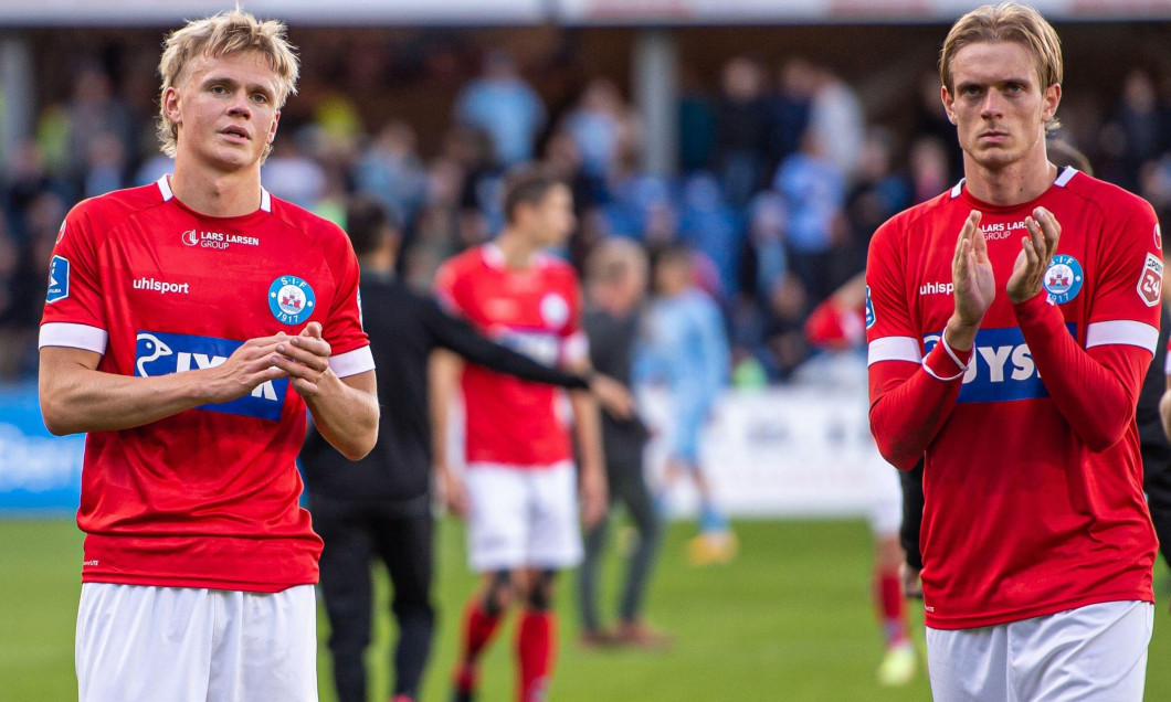 Randers, Denmark. 18th Sep, 2022. Soren Tengstedt (10) of Silkeborg IF is thanking the fans after the 3F Superliga match between Randers FC and Silkeborg IF at Cepheus Park in Randers. (Photo Credit: Gonzales Photo/Alamy Live News