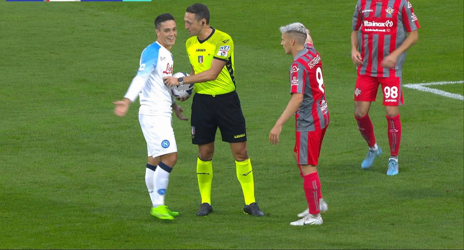 Cel mai bun fundaș e arbitrul! Moment amuzant la meciul Cremonese - Napoli