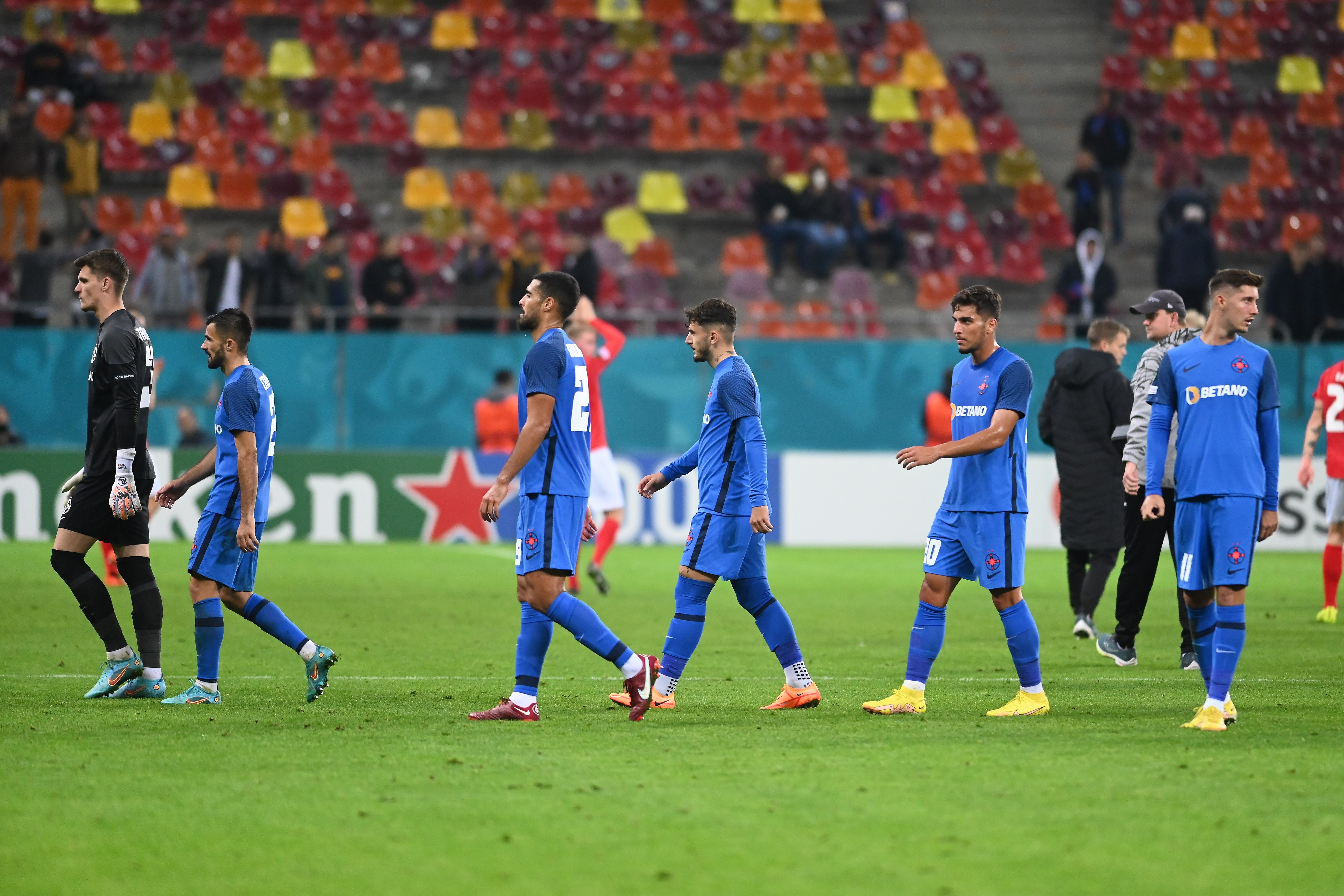Imaginile deznădejdii: cum au fost surprinși jucătorii FCSB-ului în meciul cu Silkeborg și ce s-a întâmplat la final