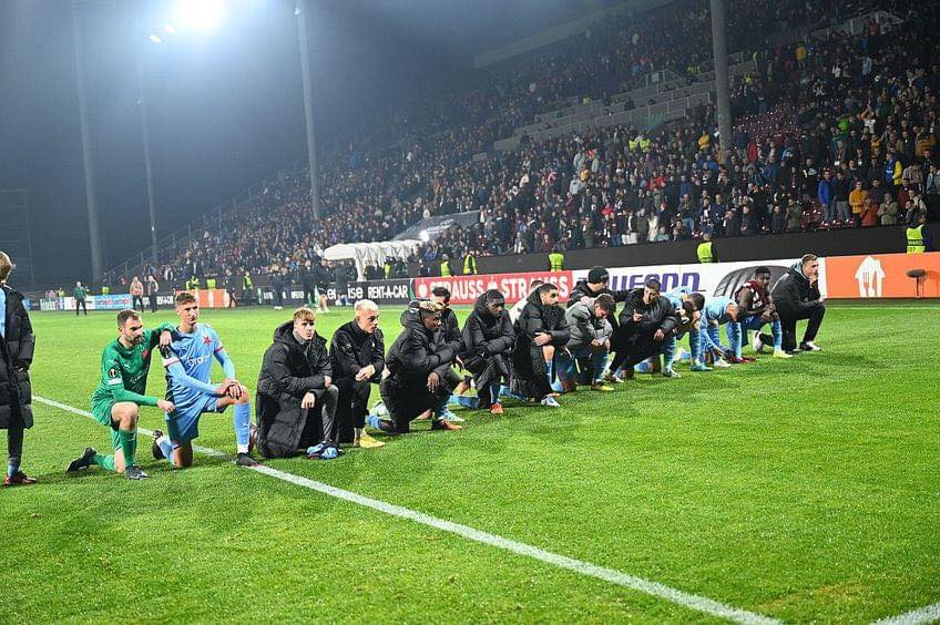 Jucătorii Slaviei Praga au îngenuncheat în fața propriilor suporteri, după înfrângerea cu CFR Cluj