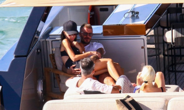 *PREMIUM-EXCLUSIVE* Victoria and David Beckham cozy up surrounded by family and friends on their boat in Miami Beach