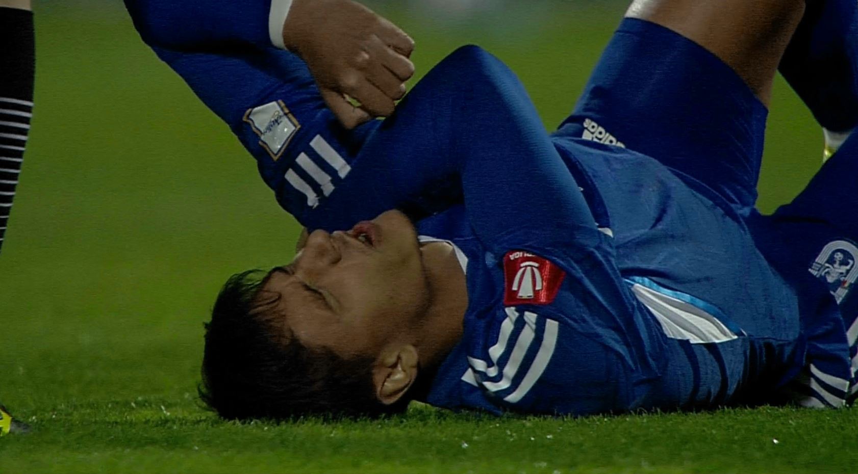 "Aproape să-i disloce umărul! Fără minte!" Intrare "horror" în meciul Dinamo - U Craiova 1948