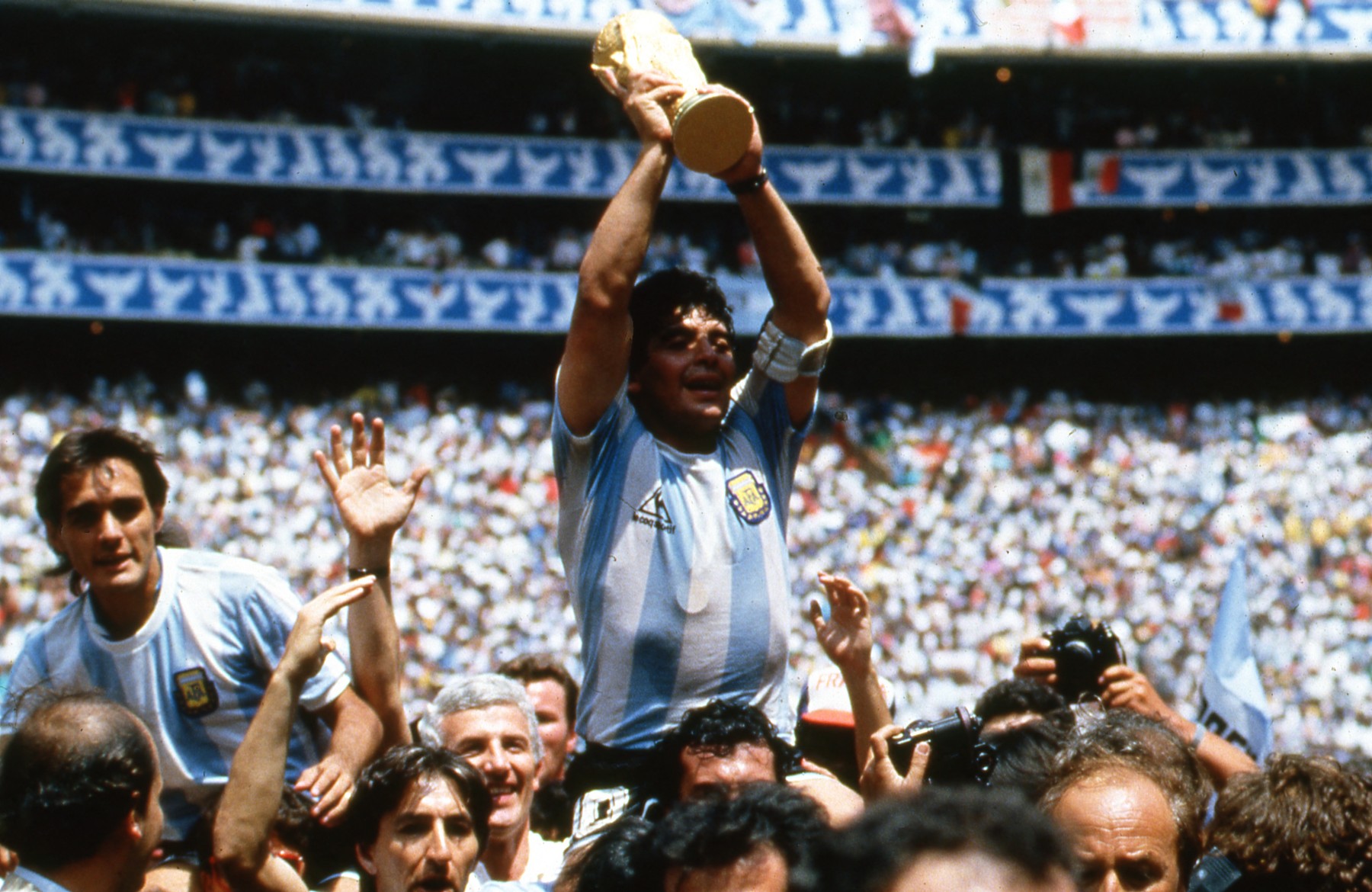 Tricoul lui Maradona, din finala Cupei Mondiale din 1986, s-a întors în Argentina. ”Armura fotbalului nostru”