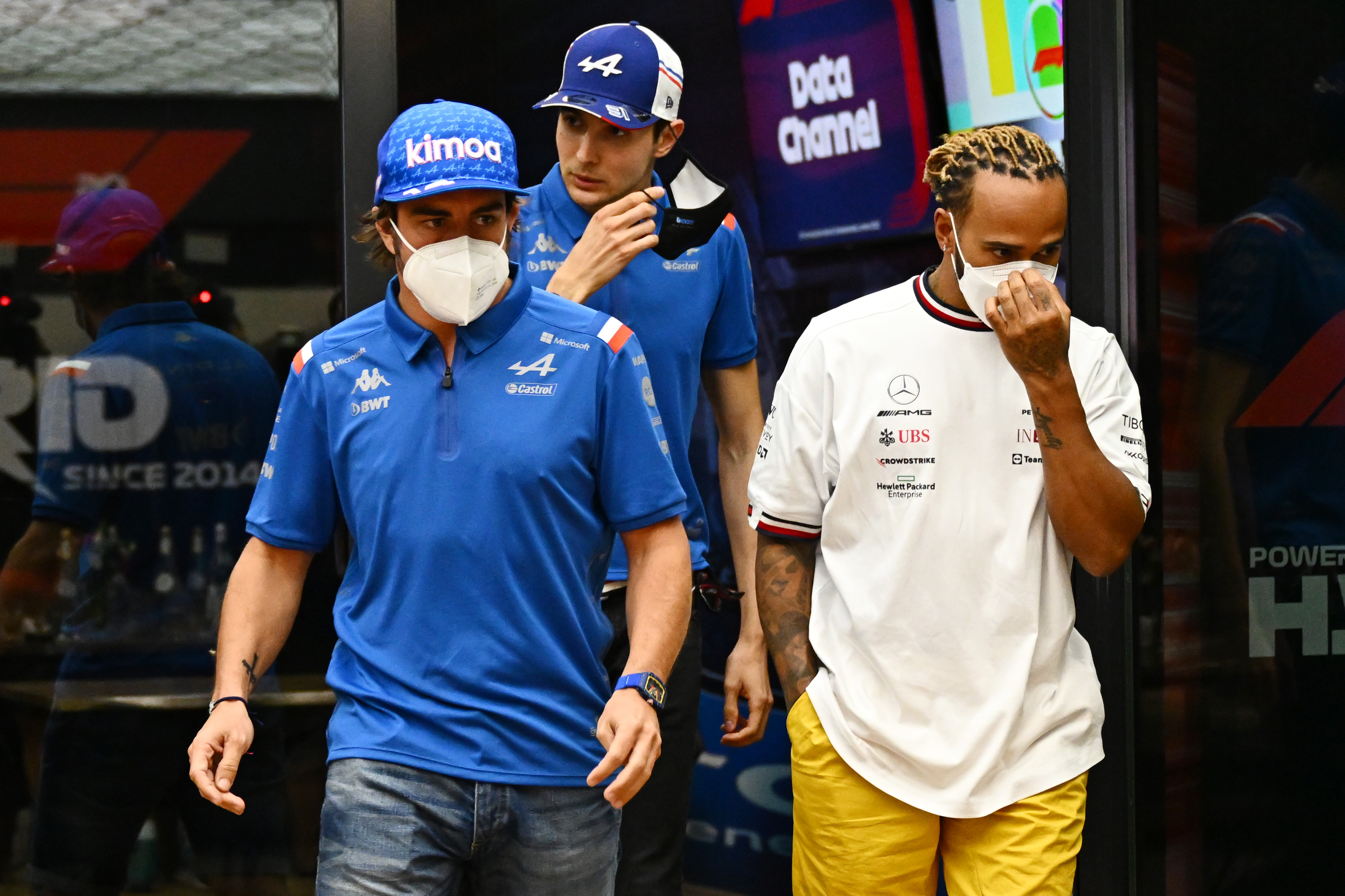 Fernando Alonso, scos din sărite de Hamilton. A strigat la mecanici: "E incredibil!"