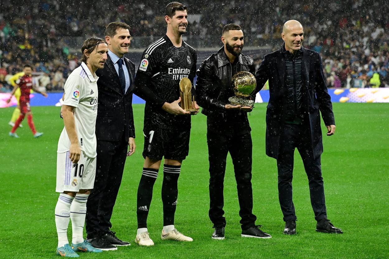 Momente impresionante pe Santiago Bernabeu. Zinedine Zidane i-a "acordat" Balonul de Aur lui Karim Benzema