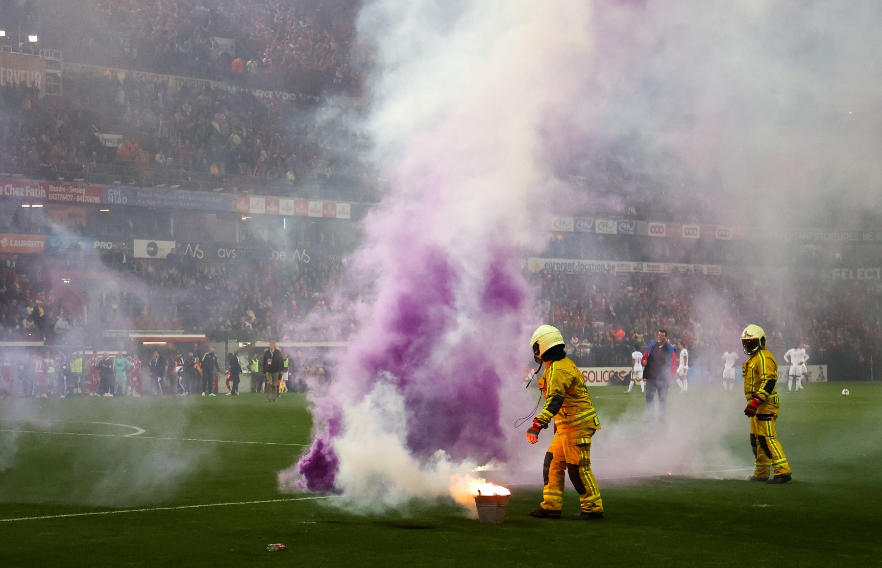 Fanii lui Anderlecht au făcut haos înaintea duelului cu FCSB! Partida cu Standard, suspendată