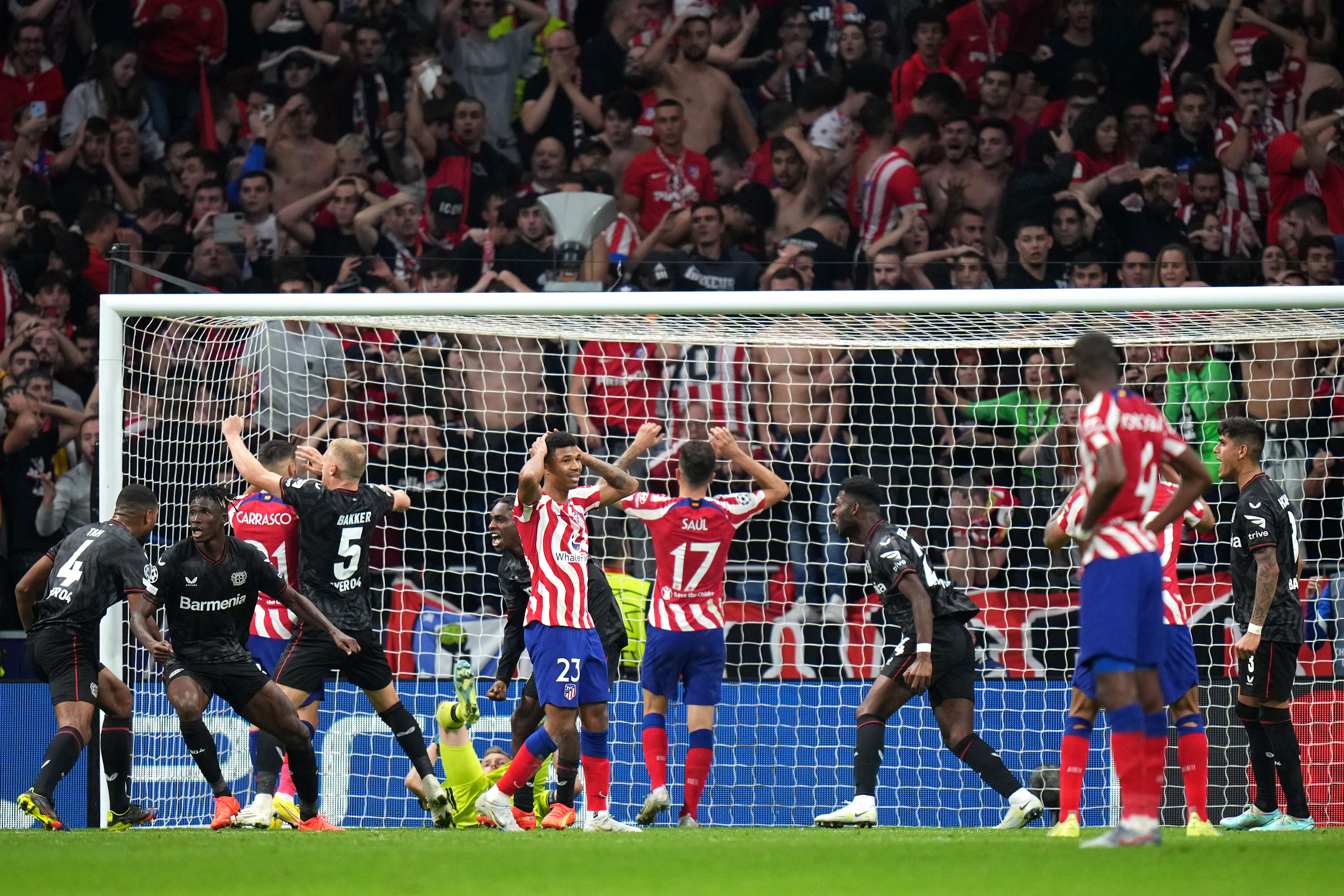 Dramatism total la Atletico - Bayer 2-2. Madrilenii, OUT din UCL după un penalty ratat și o bară în minutul 90+9