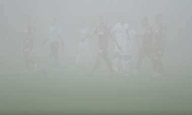 fotbalové hřiště, mlha, počasí, posunutí zápasu