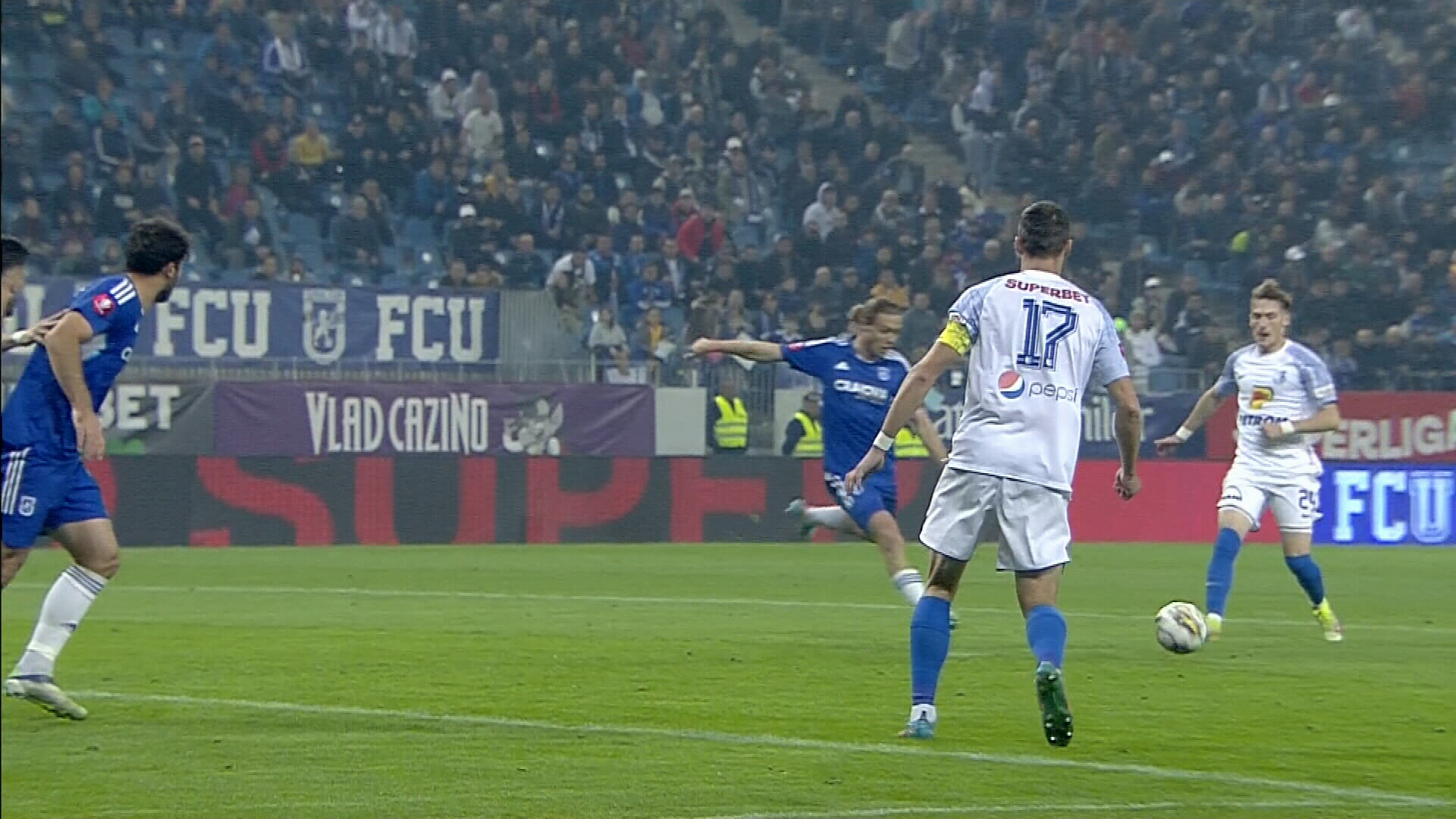 U Craiova 1948 - Farul Constanța 1-0, ACUM, pe Digi Sport 1. Oltenii deschid scorul. Băluță șutează în bară