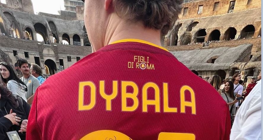 ”Doar în Roma”. Surpriza de care a avut parte la Colosseum un suporter care purta un tricou cu Paulo Dybala