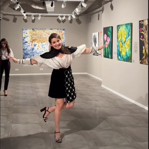 Kira Hagi, expoziție de pictură inedită. Ce prețuri au tablourile fiicei “Regelui”