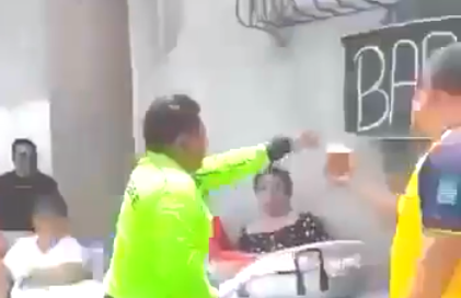 Un arbitru a părăsit terenul pentru a consulta sistemul ”BAR” și a devenit viral: ”A luat cea mai bună decizie”