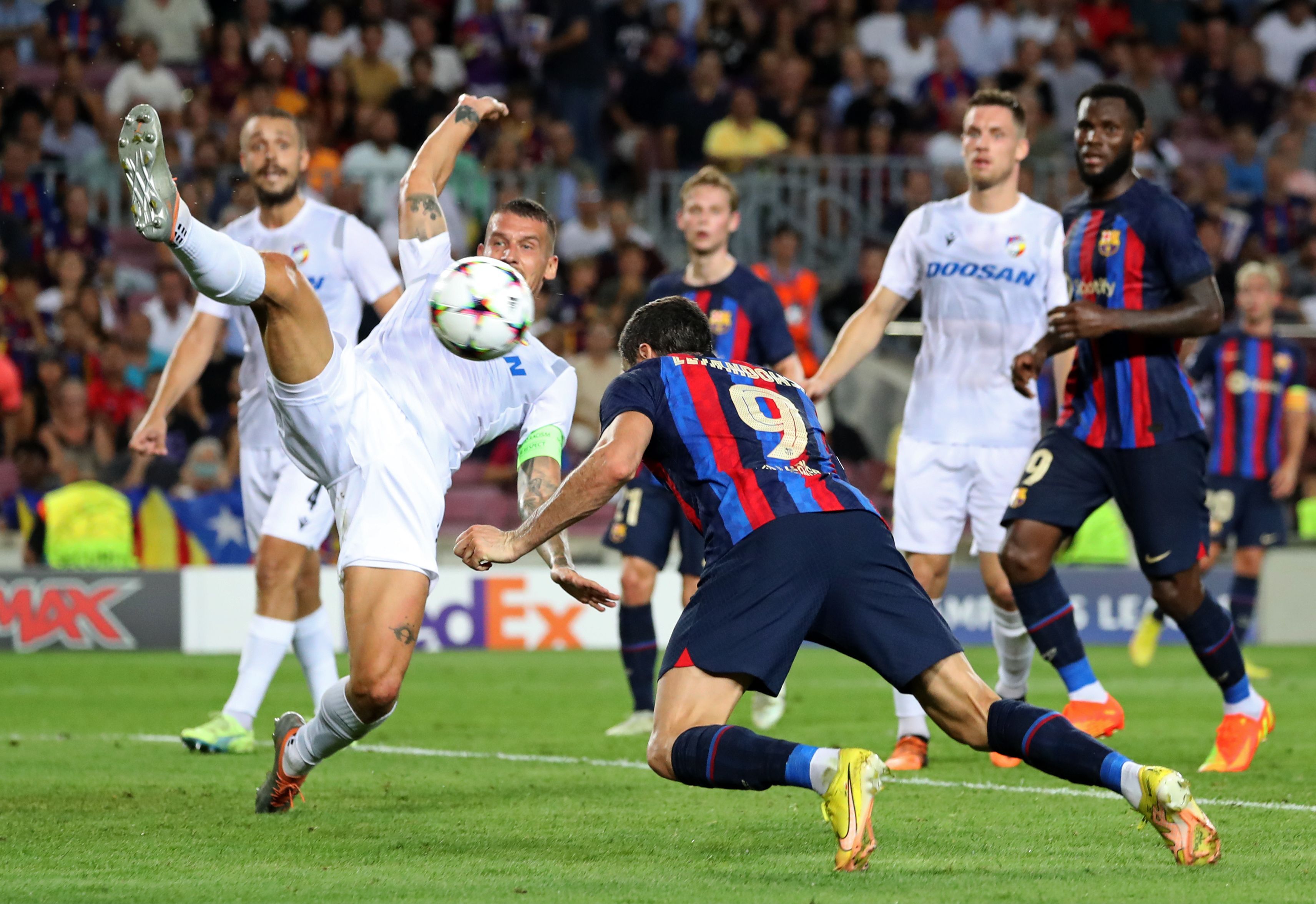 Un român va arbitra partida dintre Plzen și Barcelona, din ultima etapă a grupelor din Champions League
