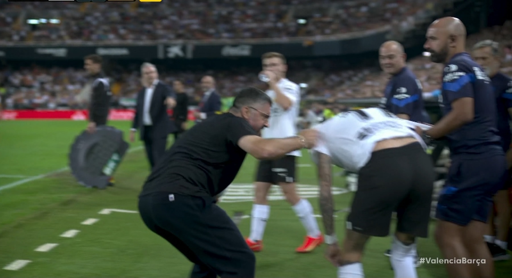 Momentul a fost filmat. Gennaro Gattuso și-a vărsat nervii pe propriii jucători la meciul Valencia - Barcelona