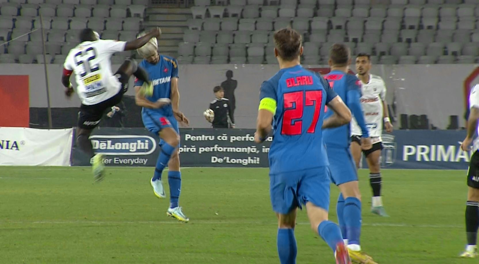 Brutal: Romario Pires, eliminat direct în meciul cu FCSB pentru o intervenție ”horror”