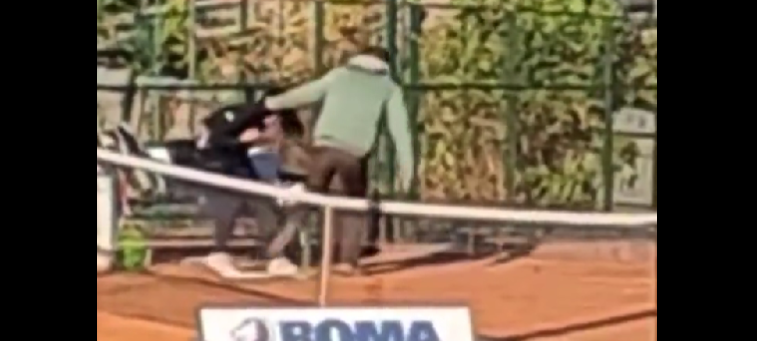 A rupt tăcerea după ce a văzut cum o fată este bătută cu brutalitate de tatăl ei pe terenul de tenis