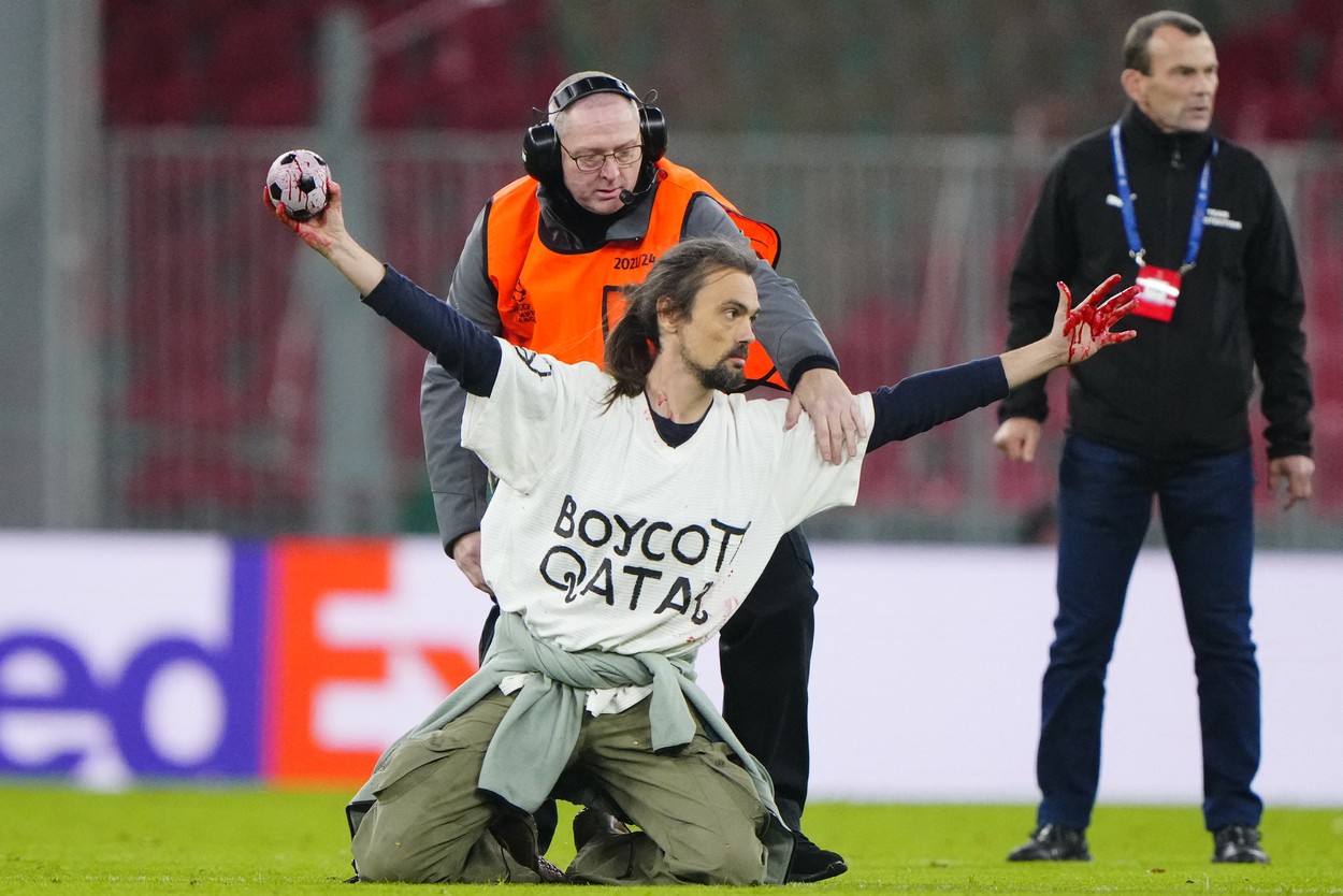 Un spectator a intrat pe teren la un meci din Champions League! Ce mesaj a vrut să transmită